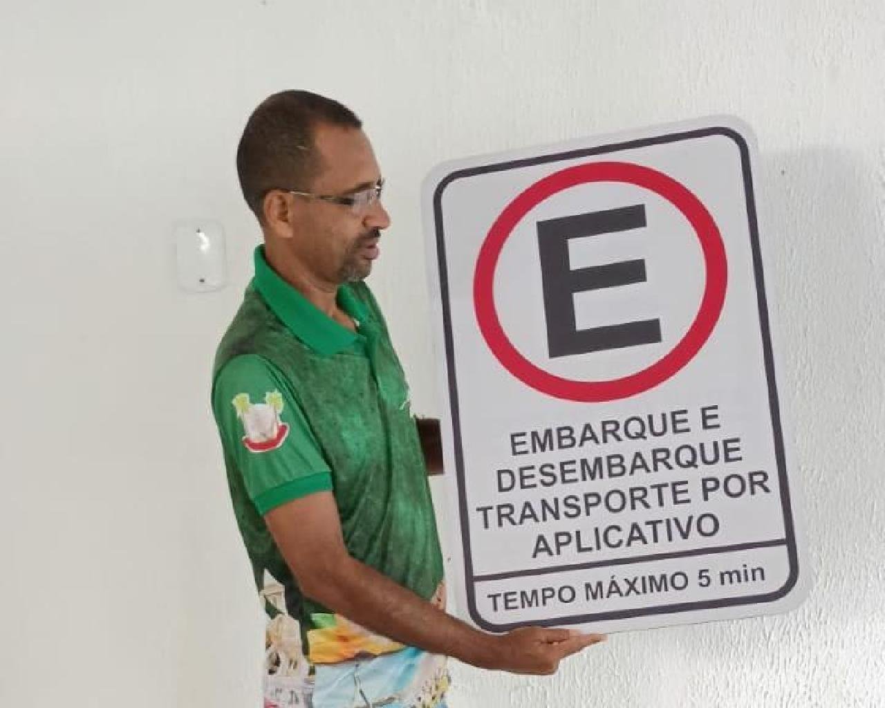 PLACAS DE PONTOS DE EMBARQUE/DESEMBARQUE PARA TRANSPORTE POR APP SERÃO INSTALADAS EM ILHÉUS PLACAS DE PONTOS DE EMBARQUE/DESEMBARQUE PARA TRANSPORTE POR APP SERÃO INSTALADAS EM ILHÉUS