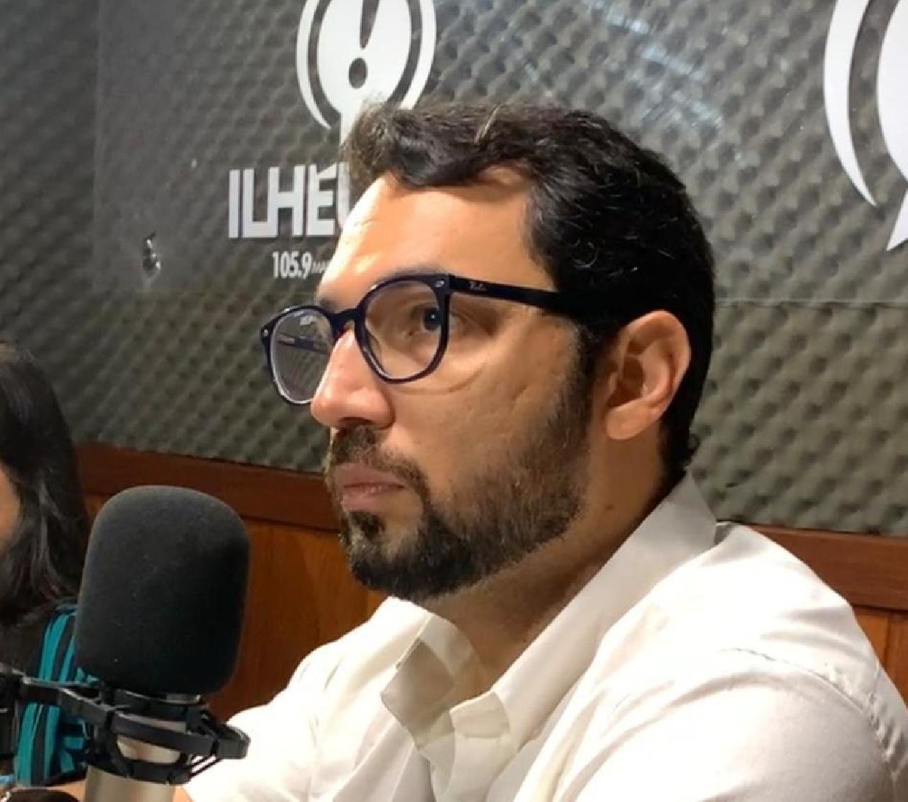 “VOU FAZER UM APELO A TODOS OS DEPUTADOS FEDERAIS QUE FORAM VOTADOS NO MUNICÍPIO”, DIZ GABRIEL ANDRADE AO PEDIR EMENDAS PARA O ASFALTAMENTO DE ILHÉUS; “ELES TÊM QUE TER ESSA OBRIGAÇÃO COM O MUNICÍPIO”