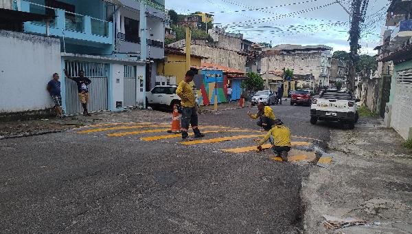 APÓS ACIDENTE E COBRANÇAS DA COMUNIDADE, PREFEITURA INICIA PINTURA DE QUEBRA-MOLAS NA AVENIDA BELMONTE