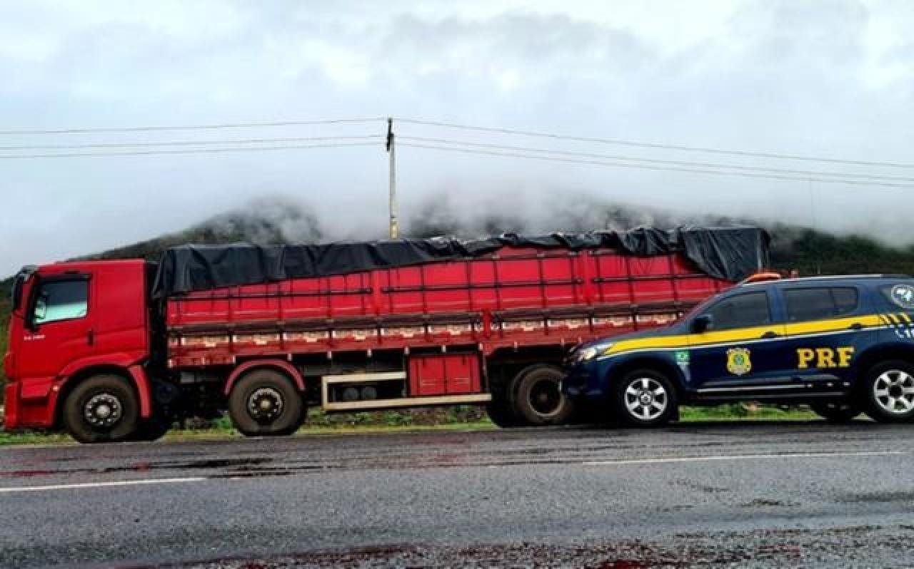 HOMEM É DETIDO COM 25 TONELADAS DE FARINHA SEM DOCUMENTAÇÃO NO SUDOESTE DA BAHIA HOMEM É DETIDO COM 25 TONELADAS DE FARINHA SEM DOCUMENTAÇÃO NO SUDOESTE DA BAHIA