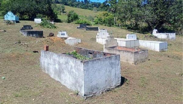 PREFEITURA DE ILHÉUS REALIZA LIMPEZA E ROÇAGEM NO CEMITÉRIO DE PIMENTEIRA
