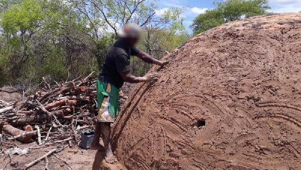EM CONDIÇÕES PRECÁRIAS TRABALHADORES BAIANOS SÃO RESGATADOS DE CARVOARIA NO PIAUÍ