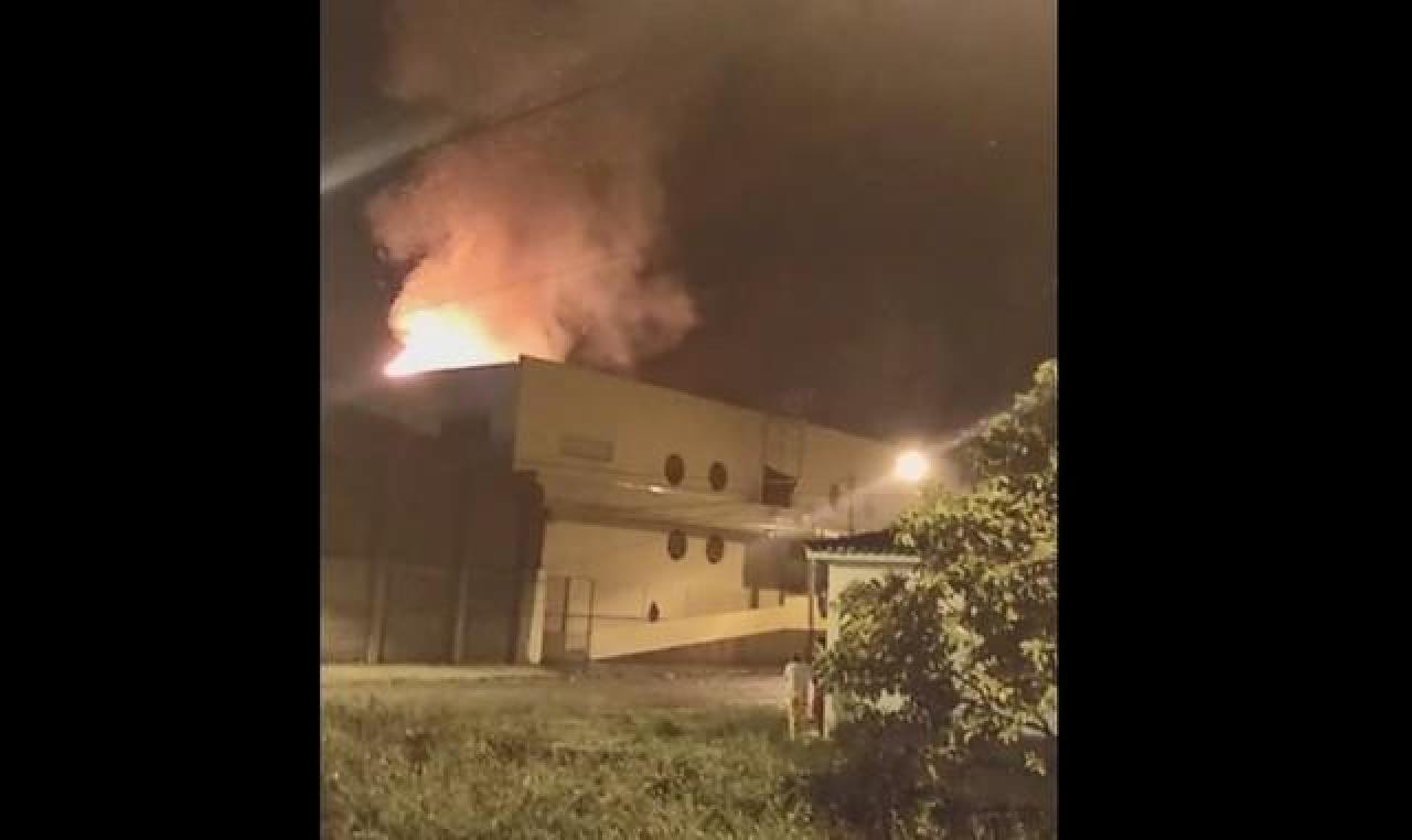INCÊNDIO ATINGE ESCOLA EM COARACI INCÊNDIO ATINGE ESCOLA EM COARACI