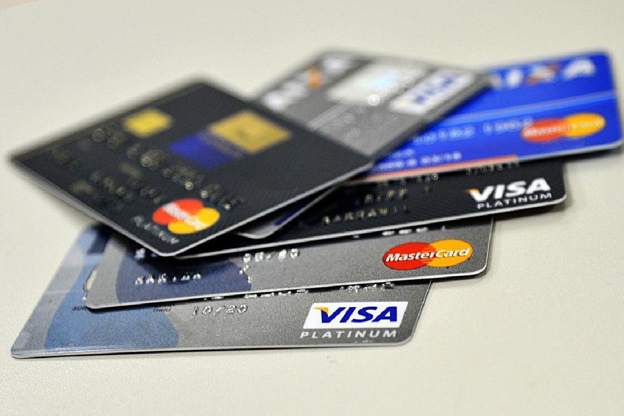 JUROS DO CHEQUE ESPECIAL CAEM E DO CARTÃO DE CRÉDITO SOBEM EM DEZEMBRO
