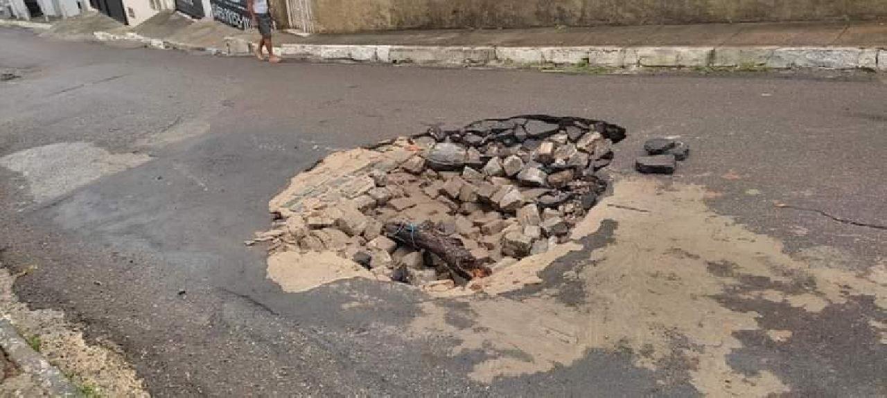 CHUVA FORTE PROVOCA CRATERA E LADEIRA DJALMA EUTIMIO É INTERDITADA CHUVA FORTE PROVOCA CRATERA E LADEIRA DJALMA EUTIMIO É INTERDITADA