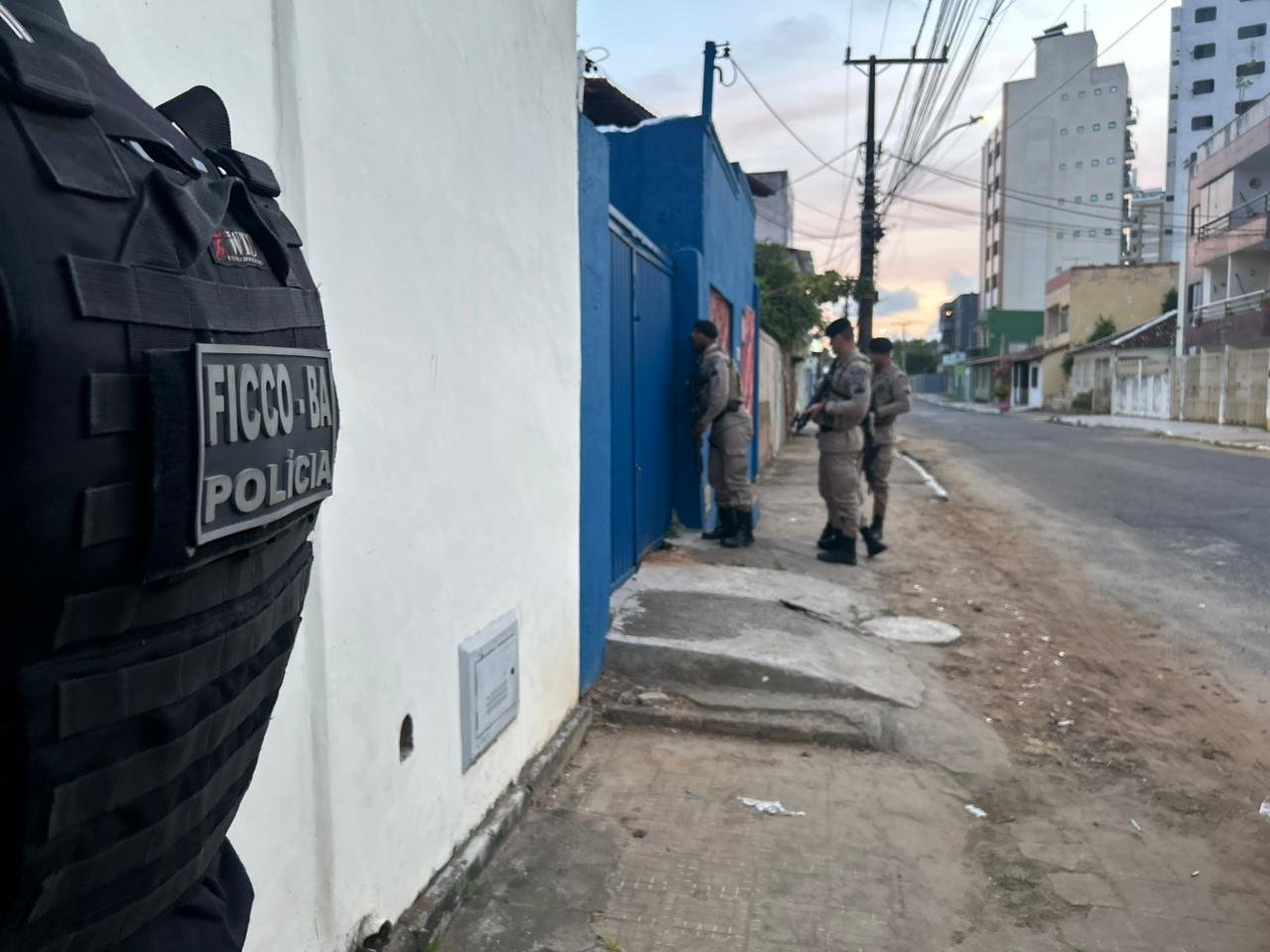 MULHER É PRESA EM ILHÉUS POR NEGOCIAR ARMAS COM FACÇÕES CRIMINOSAS