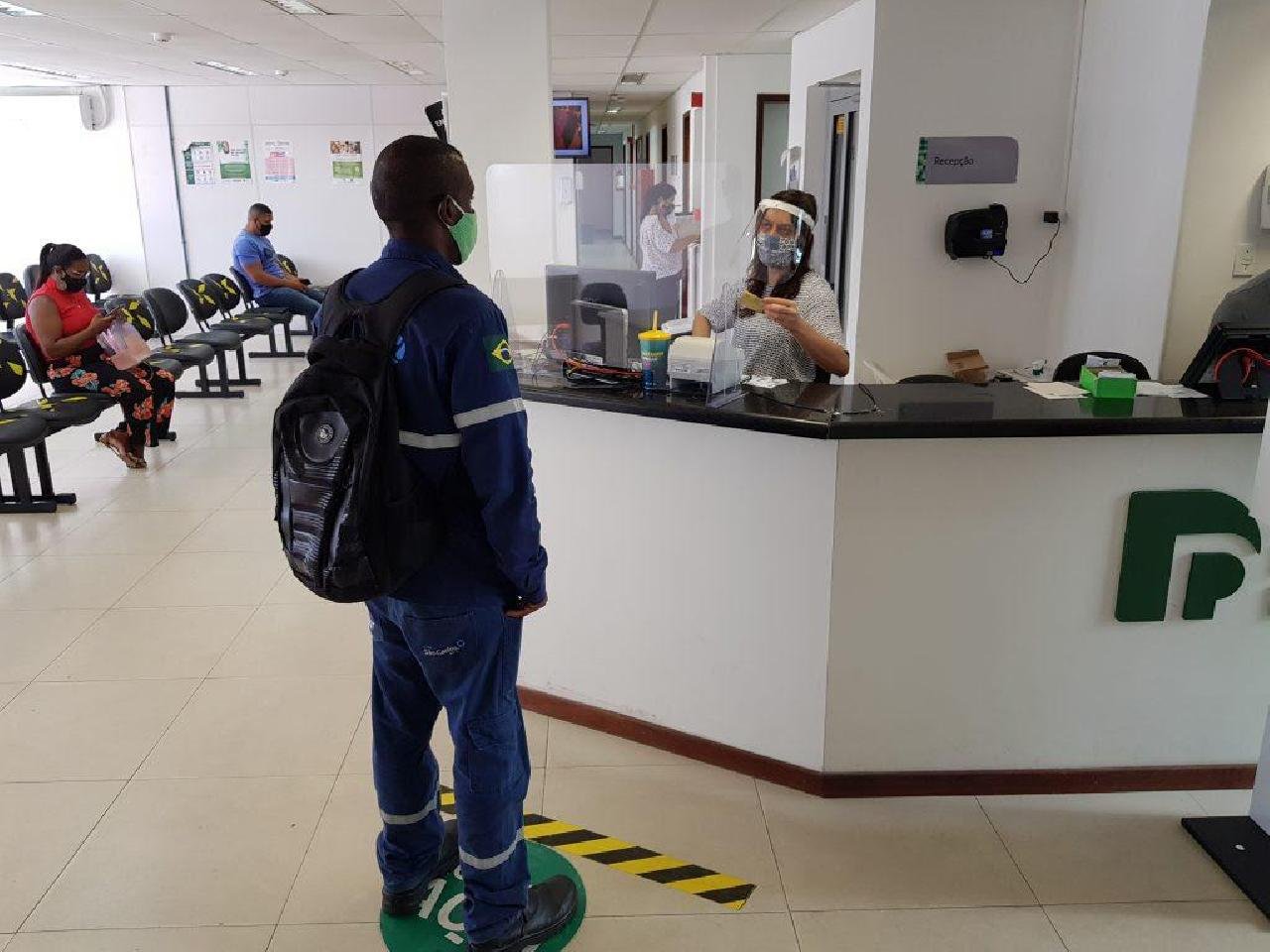 43% DAS PESSOAS QUE BUSCARAM A DEFENSORIA BAIANA DURANTE A PANDEMIA VIVEM COM MENOS DE R$ 500 REAIS POR MÊS 43% DAS PESSOAS QUE BUSCARAM A DEFENSORIA BAIANA DURANTE A PANDEMIA VIVEM COM MENOS DE R$ 500 REAIS POR MÊS
