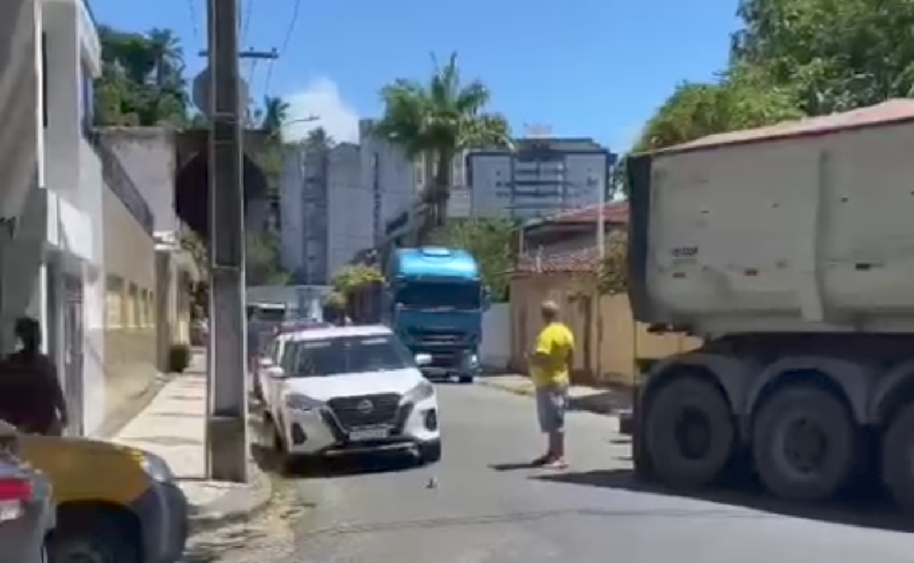 ILHÉUS: MORADORES DENUNCIAM AUMENTO DE CARRETAS NA AVENIDA MARCOS PAIVA APÓS MUDANÇA NO TRÂNSITO ILHÉUS: MORADORES DENUNCIAM AUMENTO DE CARRETAS NA AVENIDA MARCOS PAIVA APÓS MUDANÇA NO TRÂNSITO