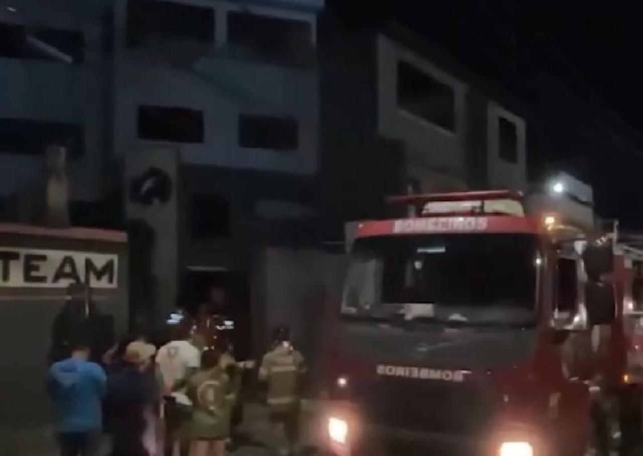 INCÊNDIO ATINGE PRÉDIO ONDE FUNCIONA ACADEMIA DE JIU-JITSU NA ZONA SUL DE ILHÉUS INCÊNDIO ATINGE PRÉDIO ONDE FUNCIONA ACADEMIA DE JIU-JITSU NA ZONA SUL DE ILHÉUS