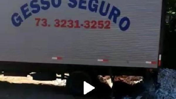 FISCALIZAÇÃO FLAGRA DESCARTE IRREGULAR DE LIXO E NOTIFICA EMPRESA EM ILHÉUS