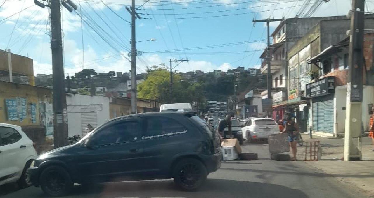 TRÂNSITO JÁ ESTÁ LIBERADO NA AVENIDA UBAITABA, EM ILHÉUS TRÂNSITO JÁ ESTÁ LIBERADO NA AVENIDA UBAITABA, EM ILHÉUS