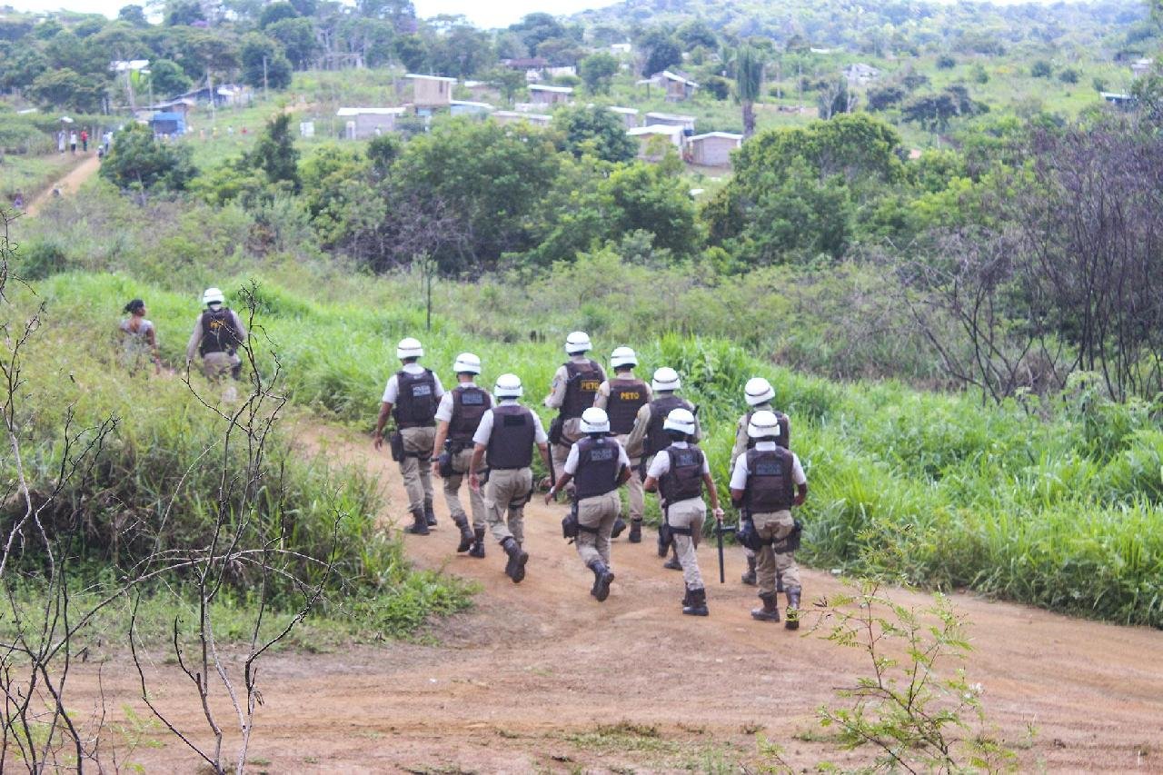 ITACARÉ: PM CUMPRE MANDATO DE REINTEGRAÇÃO DE POSSE DE ÁREA INVADIDA ITACARÉ: PM CUMPRE MANDATO DE REINTEGRAÇÃO DE POSSE DE ÁREA INVADIDA
