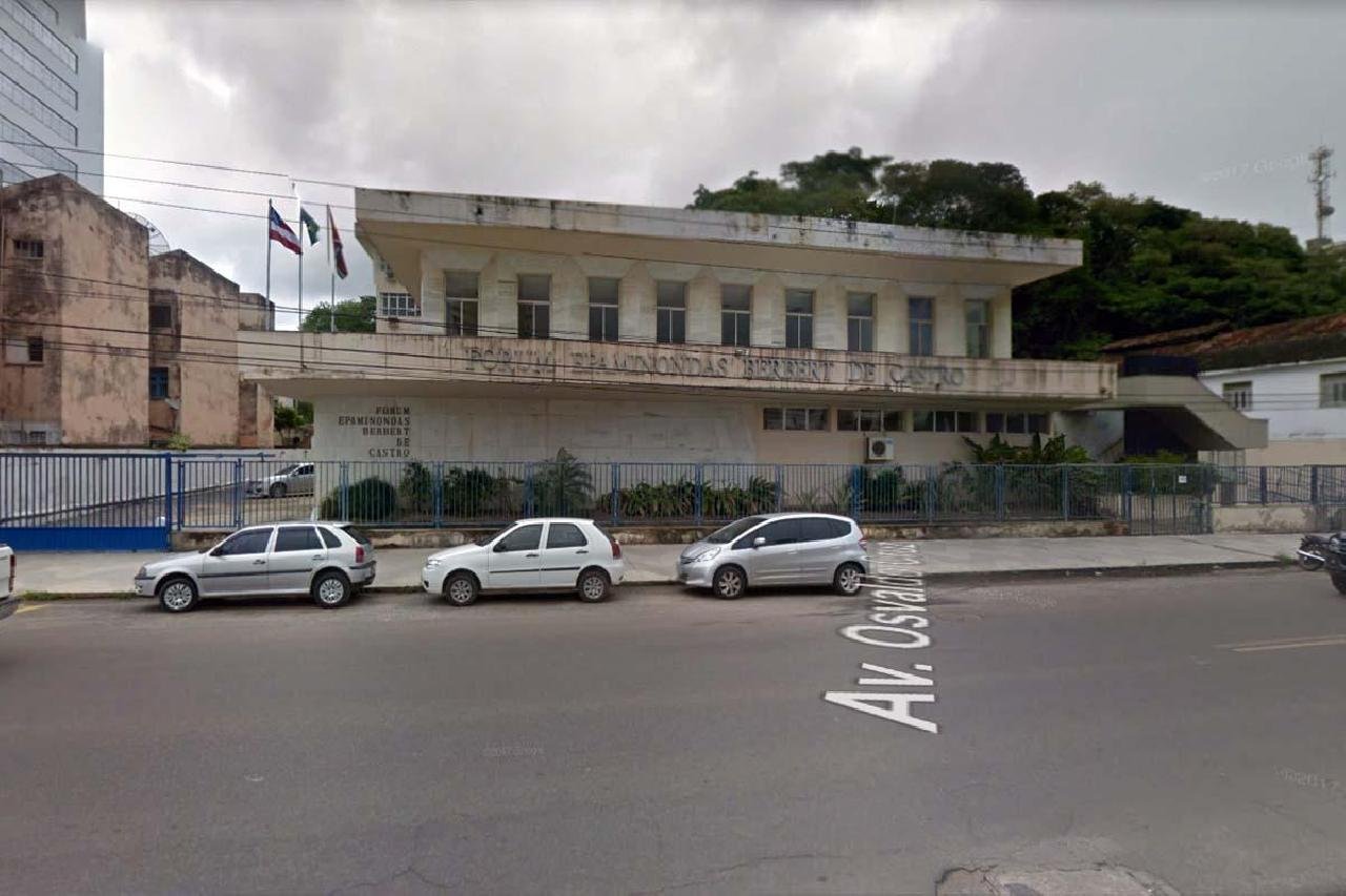ILHÉUS: BANDIDOS INVADEM FÓRUM E ROUBAM FUNCIONÁRIOS ILHÉUS: BANDIDOS INVADEM FÓRUM E ROUBAM FUNCIONÁRIOS