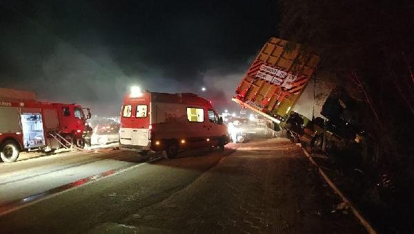 TRÊS PESSOAS MORRERAM CARBONIZADAS EM ACIDENTE ENVOLVENDO CAMINHÃO E CARRETA EM EUNÁPOLIS