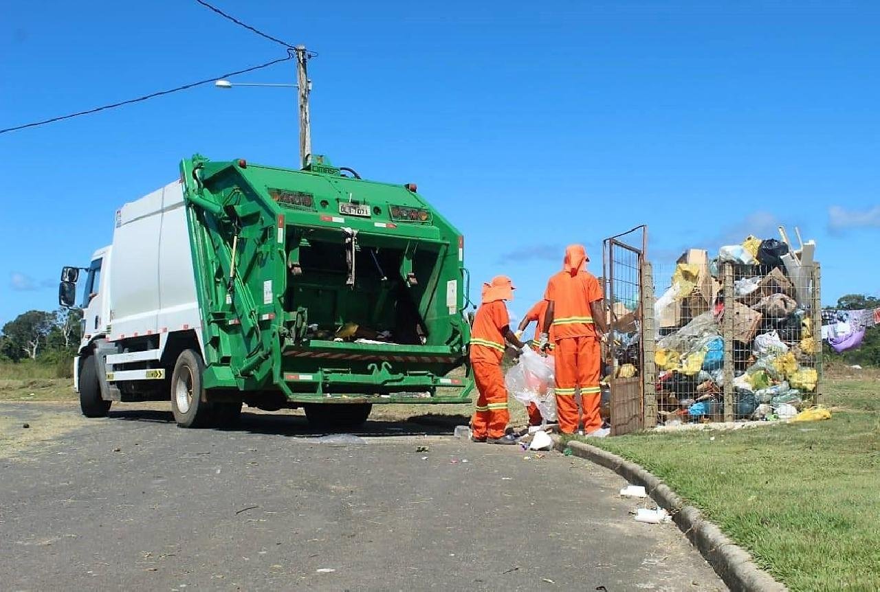COLETA DE LIXO EM ILHÉUS É MANTIDA E SETOR ORIENTA POPULAÇÃO COLETA DE LIXO EM ILHÉUS É MANTIDA E SETOR ORIENTA POPULAÇÃO