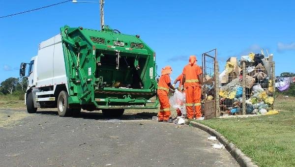 COLETA DE LIXO EM ILHÉUS É MANTIDA E SETOR ORIENTA POPULAÇÃO