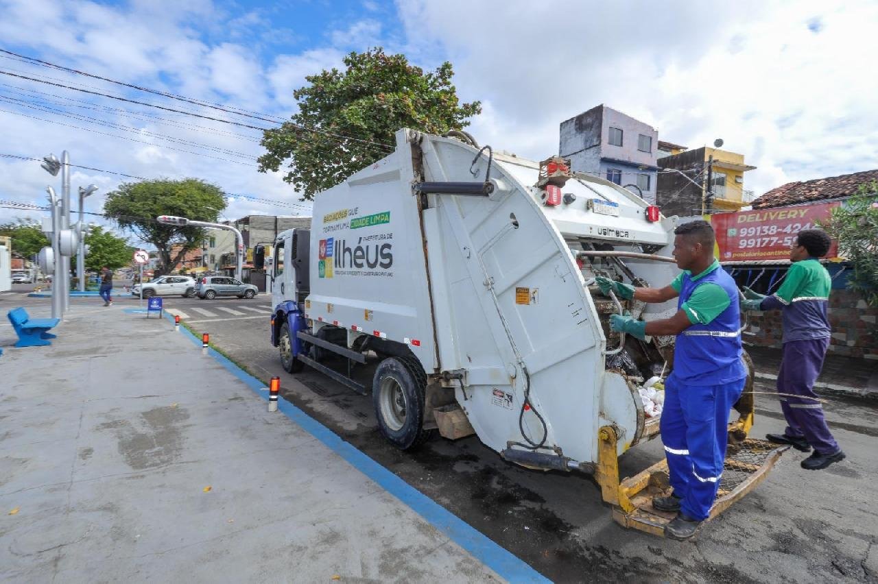 APÓS COBRANÇA DA PREFEITURA, EMPRESA REFORÇA FROTA PARA REGULARIZAR COLETA DE LIXO EM ILHÉUS 