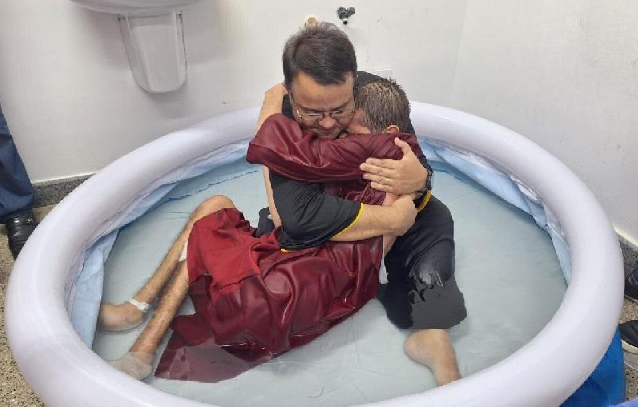 PACIENTE É BATIZADO POR PASTOR DENTRO DO HOSPITAL REGIONAL COSTA DO CACAU EM ILHÉUS PACIENTE É BATIZADO POR PASTOR DENTRO DO HOSPITAL REGIONAL COSTA DO CACAU EM ILHÉUS
