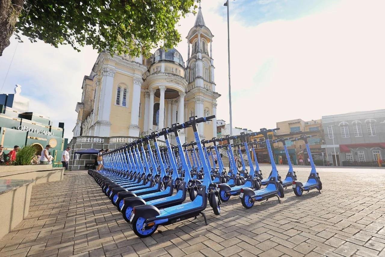 REGRA PROÍBE MENOR DE 18 ANOS ANDAR DE PATINETE