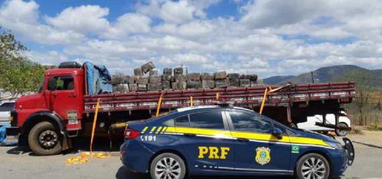 CAMINHONEIRO É PRESO COM 3,2 T DE MACONHA NA BR-116 CAMINHONEIRO É PRESO COM 3,2 T DE MACONHA NA BR-116