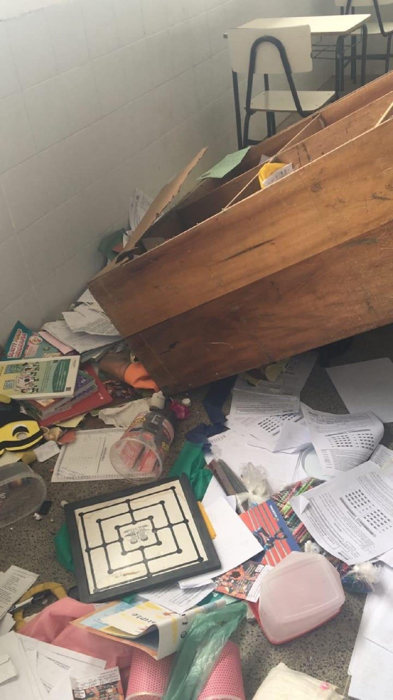 ESCOLA MUNICIPAL PROFESSOR PAULO FREIRE É ALVO DE VANDALISMO EM ILHÉUS ESCOLA MUNICIPAL PROFESSOR PAULO FREIRE É ALVO DE VANDALISMO EM ILHÉUS