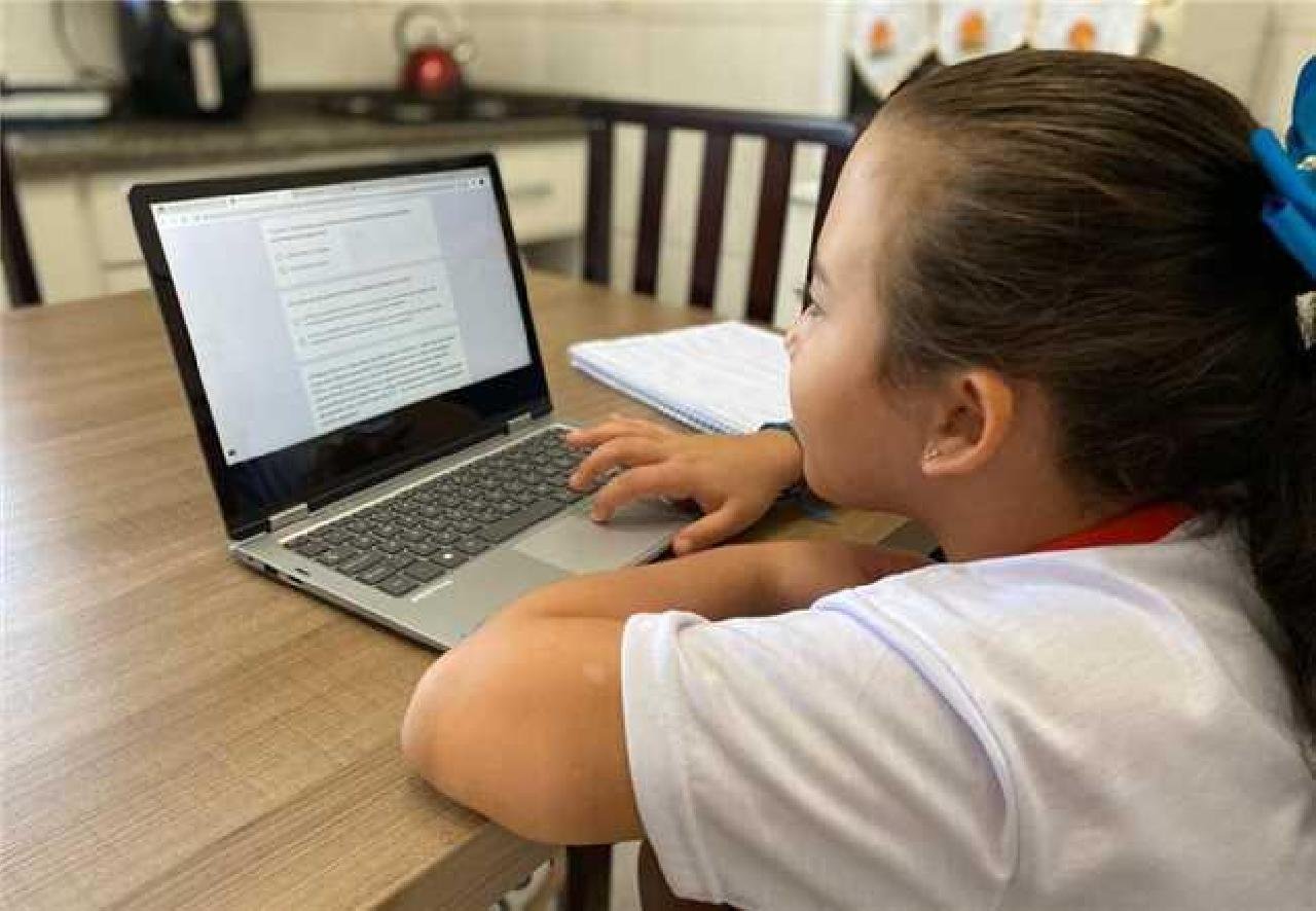 ILHÉUS RETOMA ANO LETIVO DE FORMA NÃO PRESENCIAL; AULAS FORAM INICIADAS NA SEGUNDA (15) ILHÉUS RETOMA ANO LETIVO DE FORMA NÃO PRESENCIAL; AULAS FORAM INICIADAS NA SEGUNDA (15)