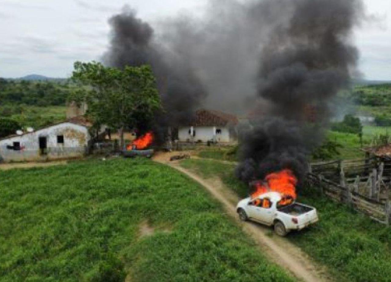 MULHER MORRE E DUAS PESSOAS FICAM FERIDAS EM AÇÃO DE DESOCUPAÇÃO DE FAZENDA EM POTIRAGUÁ MULHER MORRE E DUAS PESSOAS FICAM FERIDAS EM AÇÃO DE DESOCUPAÇÃO DE FAZENDA EM POTIRAGUÁ