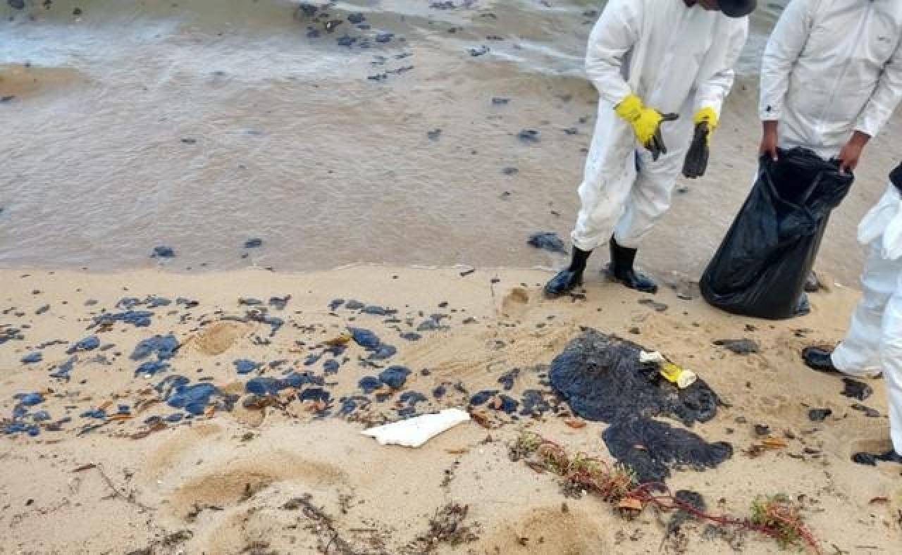 FRAGMENTOS DE ÓLEO VOLTAM A APARECER EM PRAIA NO SUL DA BAHIA