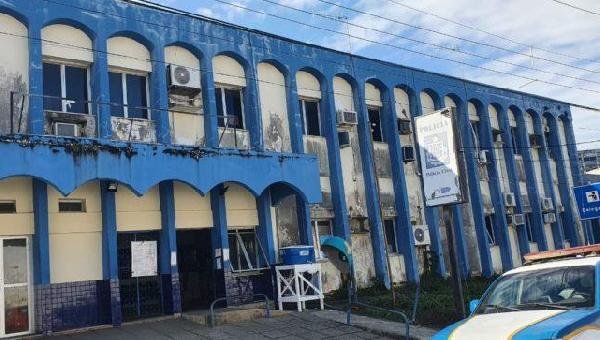 ILHÉUS: EM CLÍNICA DE VEREADOR, POLÍCIA ENCONTRA CARTAZES DE PEDIDO DE SOCORRO DE PACIENTES