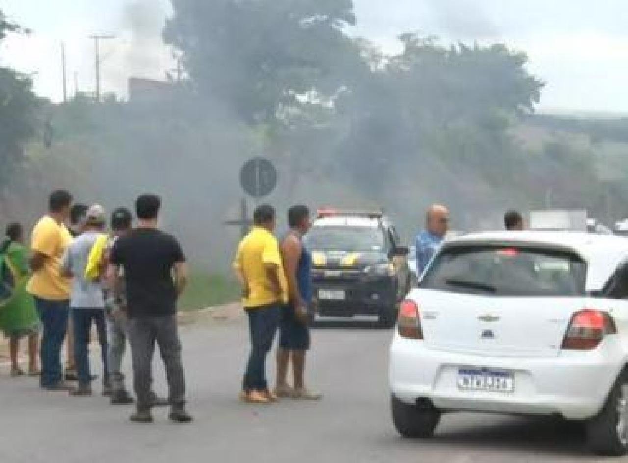 BRS SÃO BLOQUEADAS POR BOLSONARISTAS EM TEIXEIRA DE FREITAS E ITABELA BRS SÃO BLOQUEADAS POR BOLSONARISTAS EM TEIXEIRA DE FREITAS E ITABELA