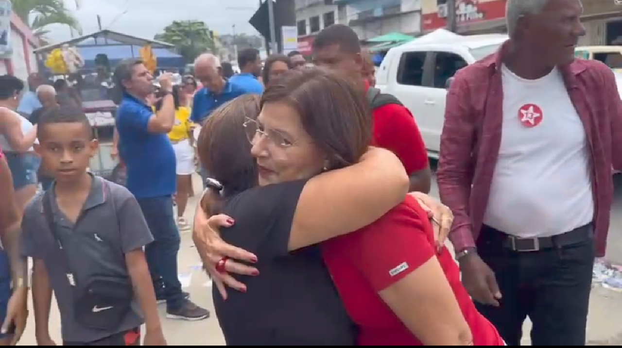 CANDIDATA À PREFEITURA DE ILHÉUS, ADÉLIA PINHEIRO (PT), CHEGA PARA VOTAR NO CIEMEV CANDIDATA À PREFEITURA DE ILHÉUS, ADÉLIA PINHEIRO (PT), CHEGA PARA VOTAR NO CIEMEV