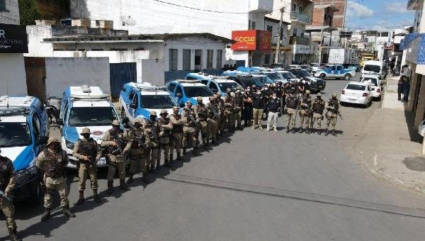 OPERAÇÃO COM 50 POLICIAIS RESULTA EM UMA MORTE E PRISÃO DE CINCO SUSPEITOS