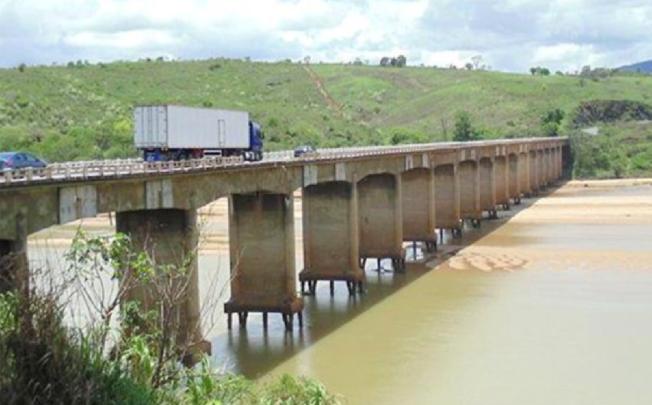 TRÁFEGO DA PONTE SOBRE O RIO JEQUITINHONHA ESTÁ TOTALMENTE INTERDITADO TRÁFEGO DA PONTE SOBRE O RIO JEQUITINHONHA ESTÁ TOTALMENTE INTERDITADO