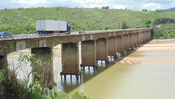 TRÁFEGO DA PONTE SOBRE O RIO JEQUITINHONHA ESTÁ TOTALMENTE INTERDITADO