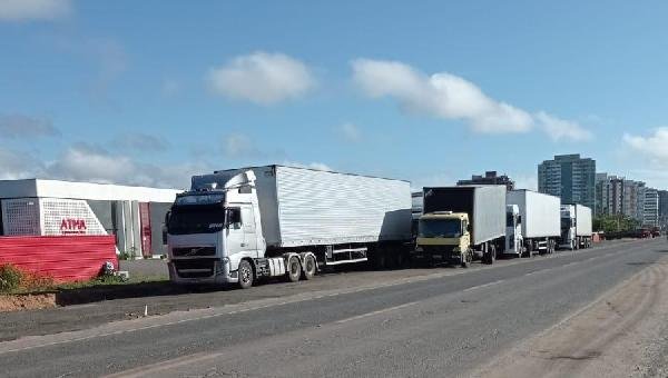 CARRETAS ESTÃO ESTACIONADAS INDEVIDAMENTE NA BA 001 