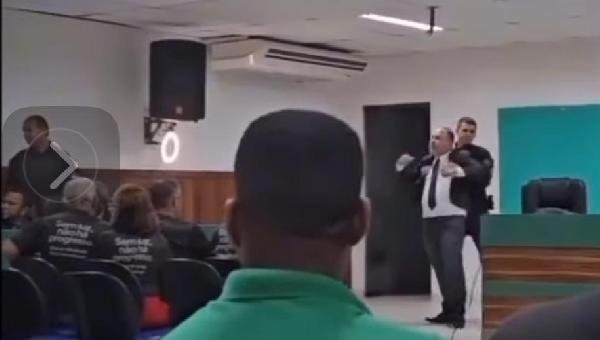 POPULAÇÃO DE ILHÉUS COBRA PROVIDÊNCIAS APÓS BRIGA ENTRE VEREADORES TANDICK E VINÍCIUS NA CÂMARA