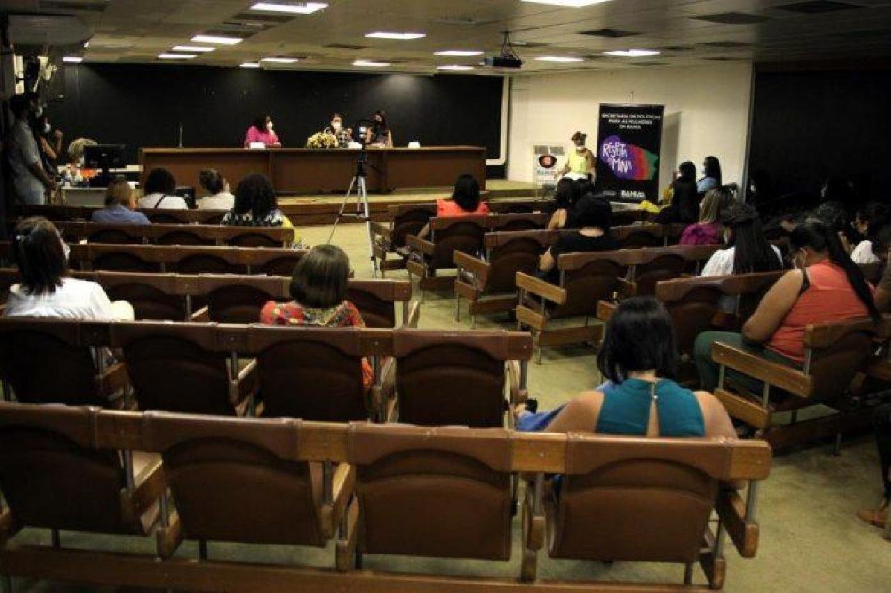 GOVERNO DA BAHIA E AVON ASSINAM TERMO DE COOPERAÇÃO DO PROGRAMA "ACOLHE" GOVERNO DA BAHIA E AVON ASSINAM TERMO DE COOPERAÇÃO DO PROGRAMA "ACOLHE"