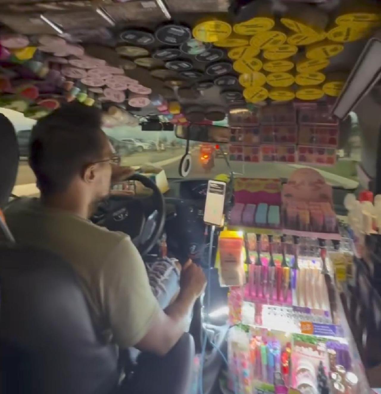 MOTORISTA DE APLICATIVO E OUVINTE DO OTABULEIRO TRANSFORMA CARRO EM LOJINHA E FATURA NO VERÃO DE ILHÉUS MOTORISTA DE APLICATIVO E OUVINTE DO OTABULEIRO TRANSFORMA CARRO EM LOJINHA E FATURA NO VERÃO DE ILHÉUS