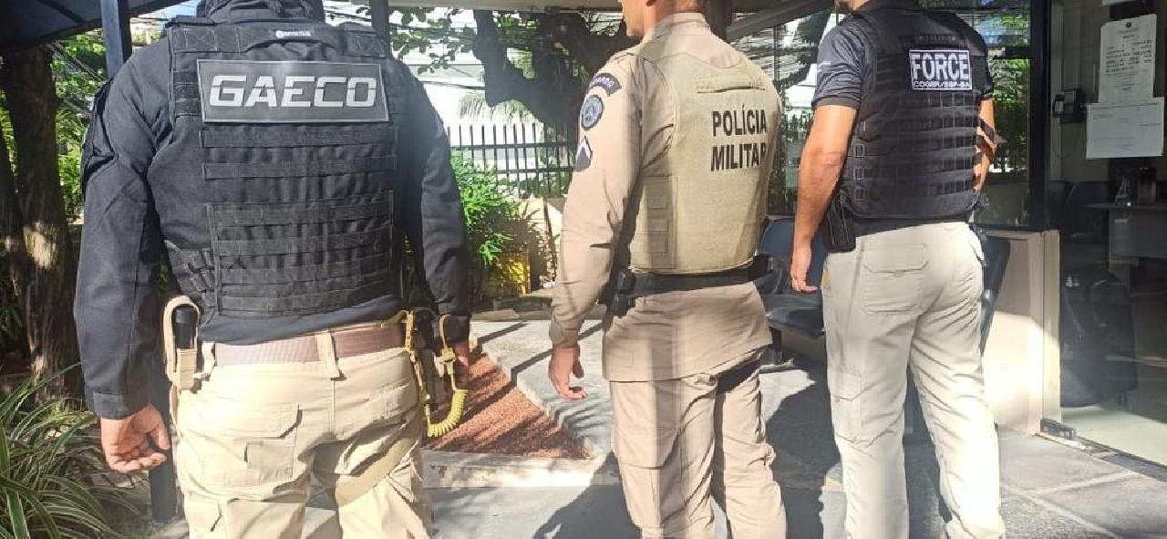 TRÊS POLICIAIS MILITARES E UM PENAL SÃO INVESTIGADOS POR VENDER FUZIS EM APLICATIVO DE MENSAGENS TRÊS POLICIAIS MILITARES E UM PENAL SÃO INVESTIGADOS POR VENDER FUZIS EM APLICATIVO DE MENSAGENS