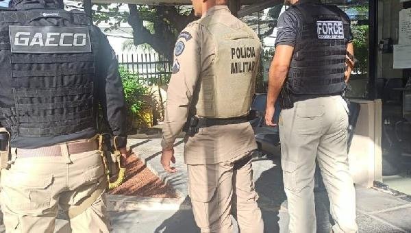 TRÊS POLICIAIS MILITARES E UM PENAL SÃO INVESTIGADOS POR VENDER FUZIS EM APLICATIVO DE MENSAGENS