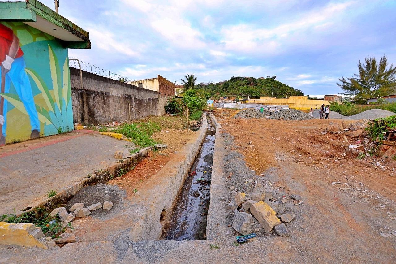 OBRA DE NOVO CANAL DE DRENAGEM AVANÇA E DEVE REDUZIR ALAGAMENTOS NO TEOTÔNIO VILELA, EM ILHÉUS 