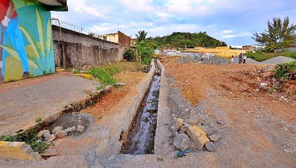 OBRA DE NOVO CANAL DE DRENAGEM AVANÇA E DEVE REDUZIR ALAGAMENTOS NO TEOTÔNIO VILELA, EM ILHÉUS 