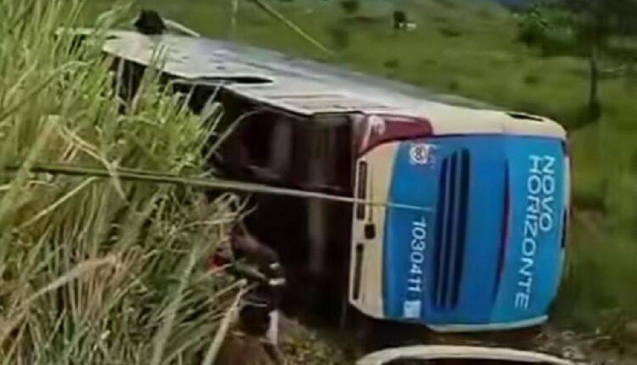 ÔNIBUS TOMBA NA BA-670 ENTRE ITAPETINGA E POTIRAGUÁ E DEIXA PASSAGEIROS FERIDOS