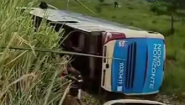 ÔNIBUS TOMBA NA BA-670 ENTRE ITAPETINGA E POTIRAGUÁ E DEIXA PASSAGEIROS FERIDOS