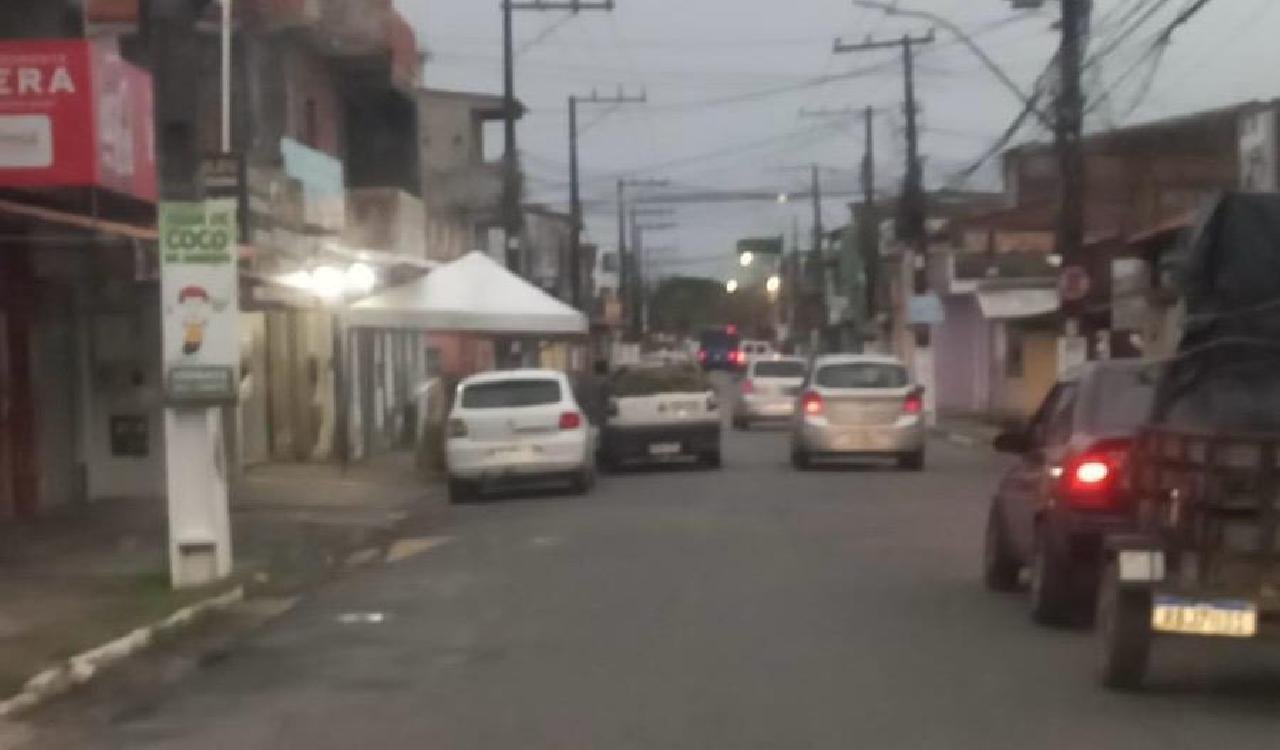 ESTRUTURA COMERCIAL EM PASSEIO E ACOSTAMENTO GERA RECLAMAÇÃO DE MOTORISTAS NA ZONA NORTE DE ILHÉUS