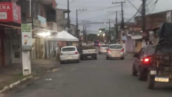 ESTRUTURA COMERCIAL EM PASSEIO E ACOSTAMENTO GERA RECLAMAÇÃO DE MOTORISTAS NA ZONA NORTE DE ILHÉUS