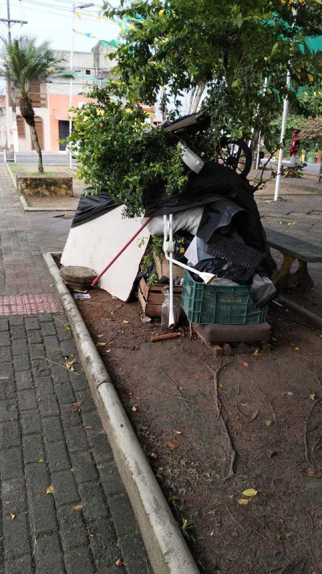 ACAMPAMENTO IRREGULAR É DESMONTADO DA PRAÇA SANTA RITA, EM ILHÉUS 