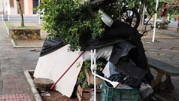 ACAMPAMENTO IRREGULAR É DESMONTADO DA PRAÇA SANTA RITA, EM ILHÉUS 