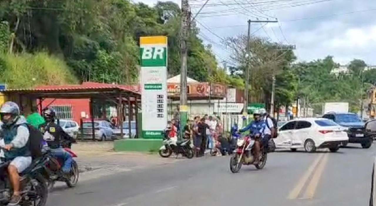 ACIDENTE ENTRE CARRO E MOTO GERA CONGESTIONAMENTO NA AVENIDA ITABUNA, EM ILHÉUS ACIDENTE ENTRE CARRO E MOTO GERA CONGESTIONAMENTO NA AVENIDA ITABUNA, EM ILHÉUS