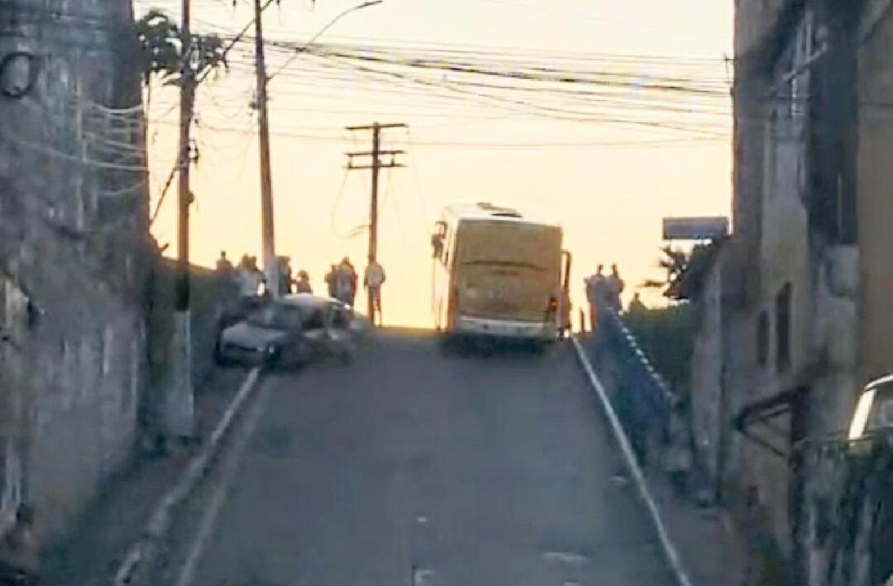 ACIDENTE ENTRE CARRO E ÔNIBUS INTERDITA TRÂNSITO NA AVENIDA PRINCESA ISABEL, EM ILHÉUS ACIDENTE ENTRE CARRO E ÔNIBUS INTERDITA TRÂNSITO NA AVENIDA PRINCESA ISABEL, EM ILHÉUS